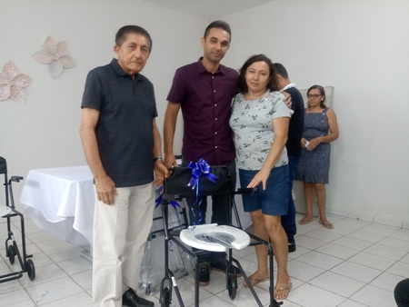 Secretaria Municipal de Saúde faz a entrega coletiva de cadeiras de rodas, cadeiras de banho e muletas. - Imagem 4