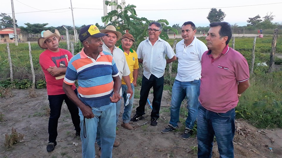 Prefeito Genival Bezerra visita horta comunitária na zona rural - Imagem 15