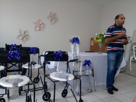 Secretaria Municipal de Saúde faz a entrega coletiva de cadeiras de rodas, cadeiras de banho e muletas. - Imagem 3