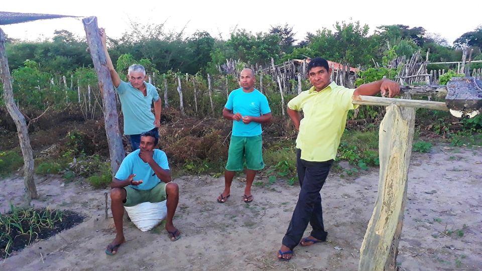 Prefeito Genival Bezerra visita horta comunitária na zona rural - Imagem 18