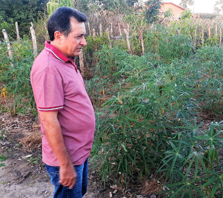 Prefeito Genival Bezerra visita horta comunitária na zona rural