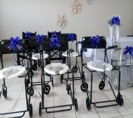 Secretaria Municipal de Saúde faz a entrega coletiva de cadeiras de rodas, cadeiras de banho e muletas.