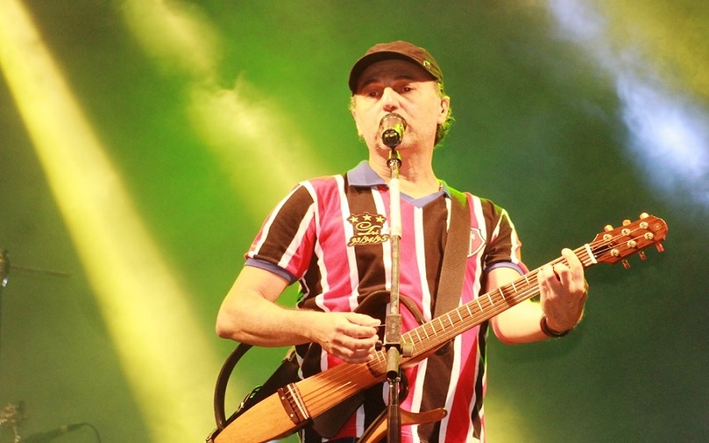 No palco Opala Zeca Baleiro levanta o público que interage acompanhando suas músicas  - Imagem 2