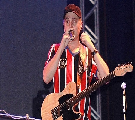 No palco Opala Zeca Baleiro levanta o público que interage acompanhando suas músicas 