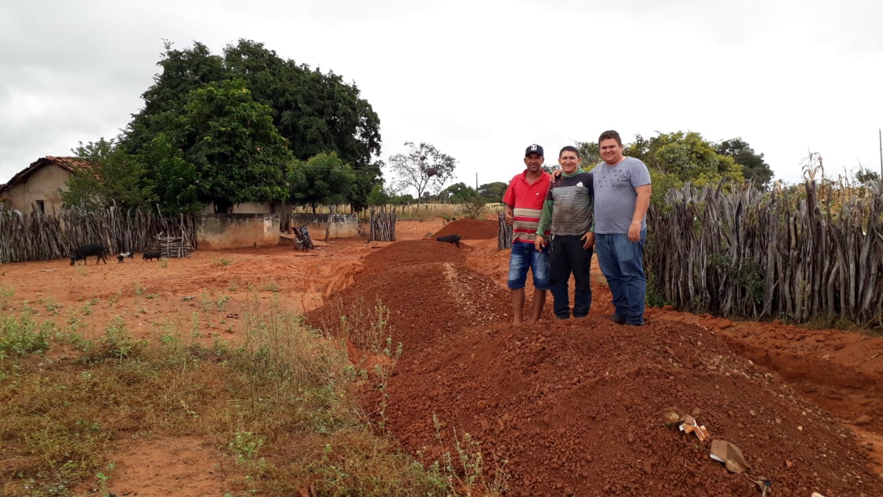 Prefeitura recupera estradas vicinais em Santo Inácio do Piauí