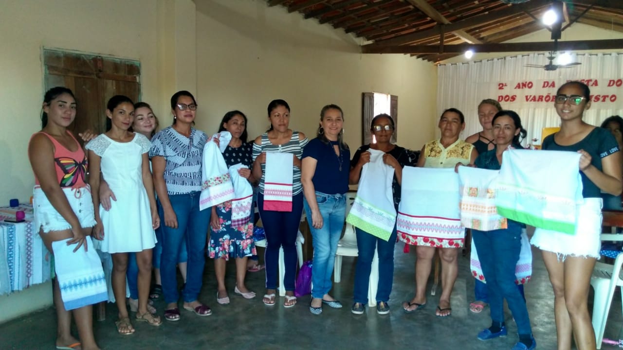 Mulheres da localidade Pé do Morro participam de oficina  de bordado