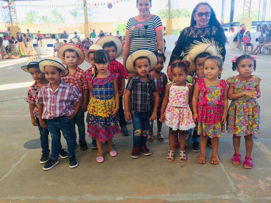 Escola Basílio de Abreu realiza festa caipira com total integração dos alunos 