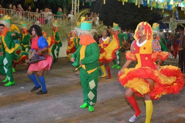 Vem ai o lll Festival Folclórico  de Barras