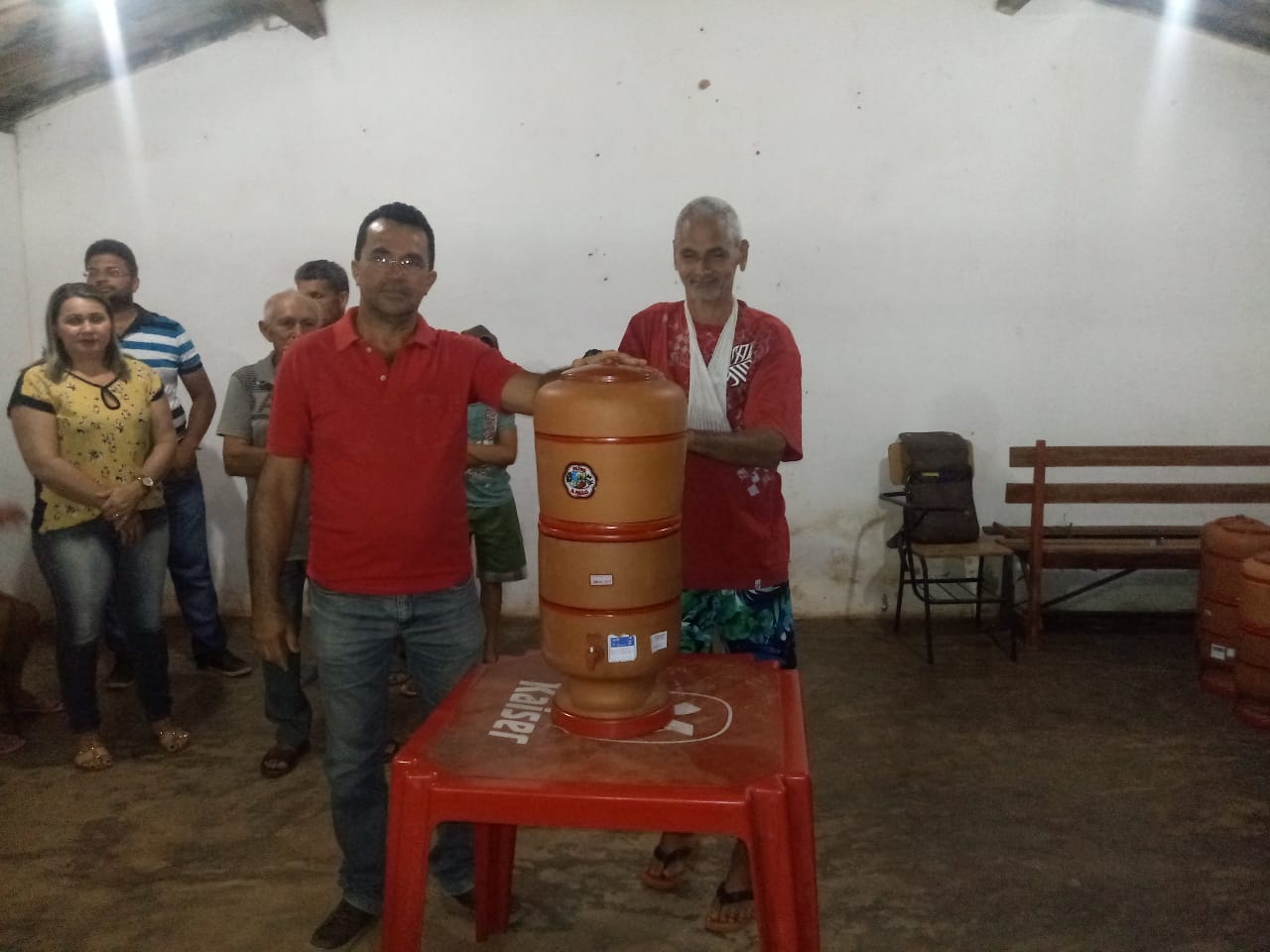 Prefeito Dr. José Maria faz entrega de Filtros na Comunidade Furta-lhe A Volta. - Imagem 5