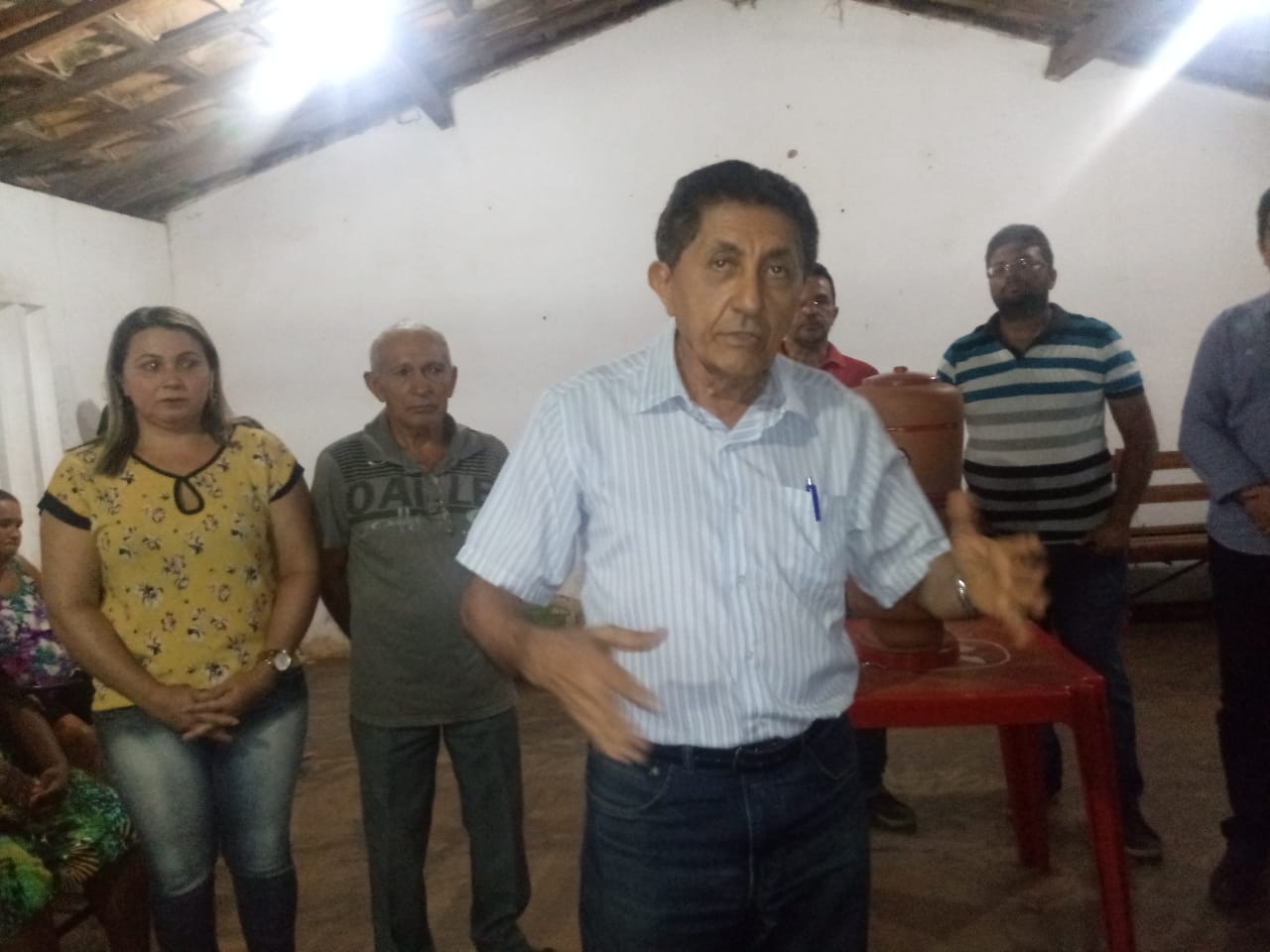 Prefeito Dr. José Maria faz entrega de Filtros na Comunidade Furta-lhe A Volta. - Imagem 1