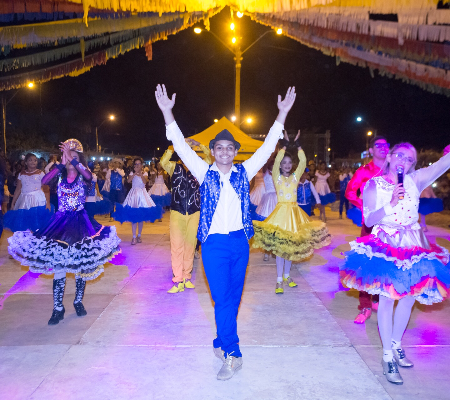 Apresentação das quadrilhas profissionais na Vila Junina de Uruçuí