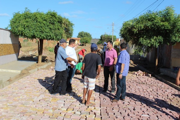 Prefeito visita mais uma obra de calçamento em Santo Inácio   - Imagem 40