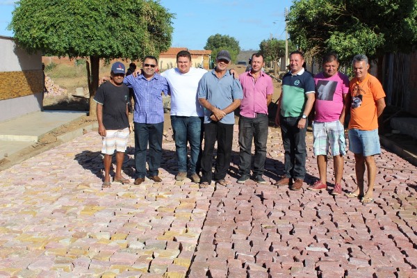 Prefeito visita mais uma obra de calçamento em Santo Inácio   - Imagem 34