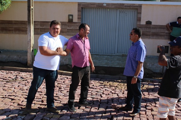 Prefeito visita mais uma obra de calçamento em Santo Inácio   - Imagem 43