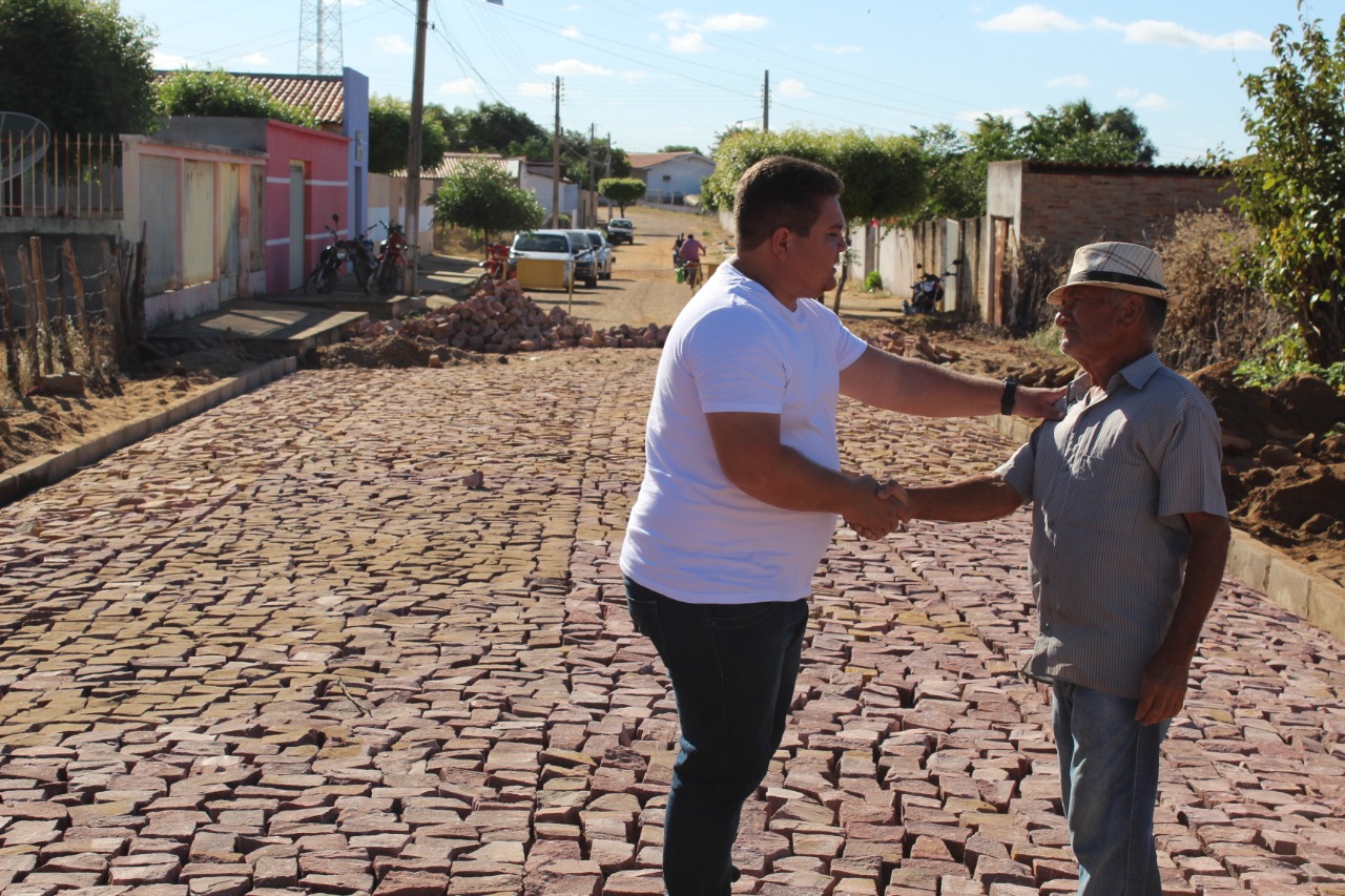 Prefeito visita mais uma obra de calçamento em Santo Inácio   - Imagem 2
