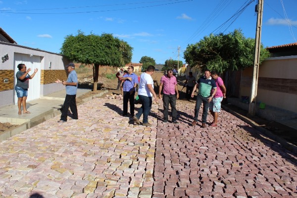 Prefeito visita mais uma obra de calçamento em Santo Inácio   - Imagem 17