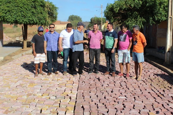 Prefeito visita mais uma obra de calçamento em Santo Inácio   - Imagem 25