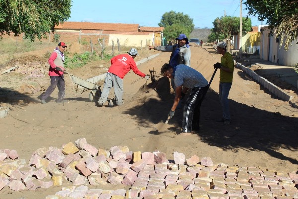 Prefeito visita mais uma obra de calçamento em Santo Inácio   - Imagem 41