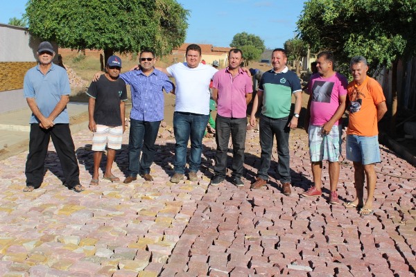 Prefeito visita mais uma obra de calçamento em Santo Inácio   - Imagem 24