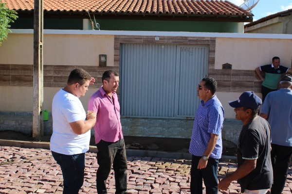Prefeito visita mais uma obra de calçamento em Santo Inácio   - Imagem 30