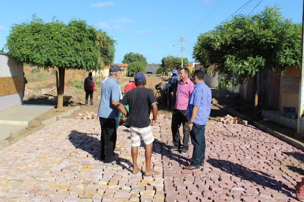 Prefeito visita mais uma obra de calçamento em Santo Inácio   - Imagem 32