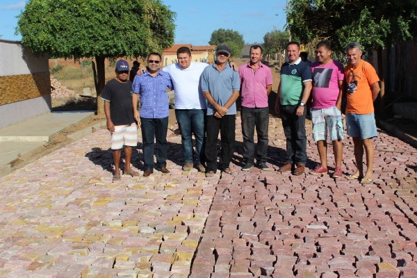 Prefeito visita mais uma obra de calçamento em Santo Inácio   - Imagem 21