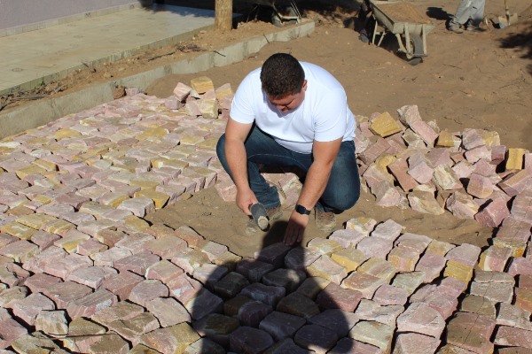 Prefeito visita mais uma obra de calçamento em Santo Inácio   - Imagem 38