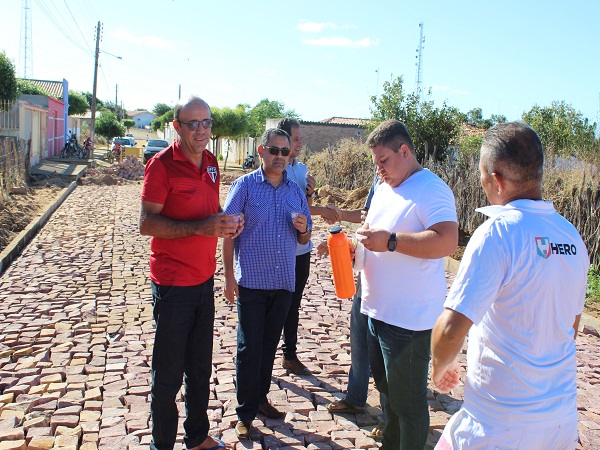 Prefeito visita mais uma obra de calçamento em Santo Inácio   - Imagem 9