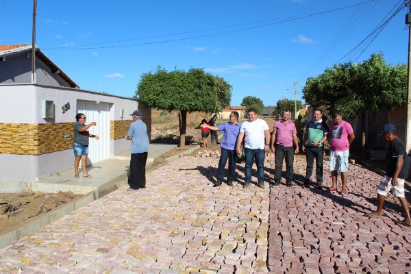 Prefeito visita mais uma obra de calçamento em Santo Inácio   - Imagem 22
