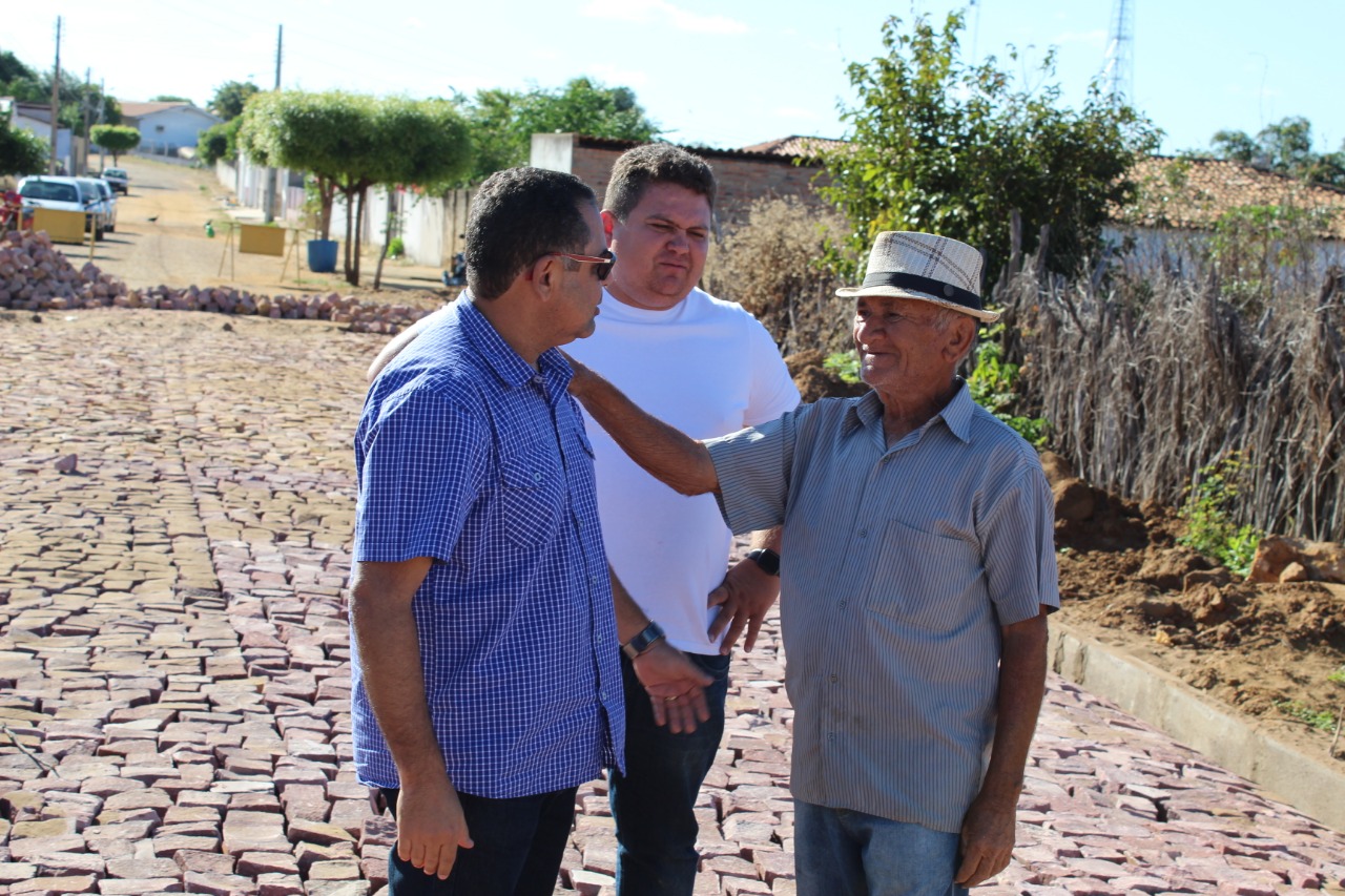 Prefeito visita mais uma obra de calçamento em Santo Inácio   - Imagem 3