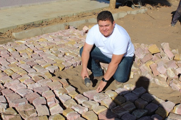 Prefeito visita mais uma obra de calçamento em Santo Inácio  