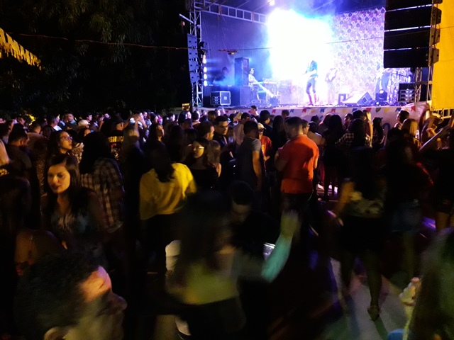 São João do bairro Codó junta multidão em Dom Expedito Lopes confira os vídeos.  - Imagem 29