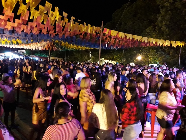 São João do bairro Codó junta multidão em Dom Expedito Lopes confira os vídeos.  - Imagem 23