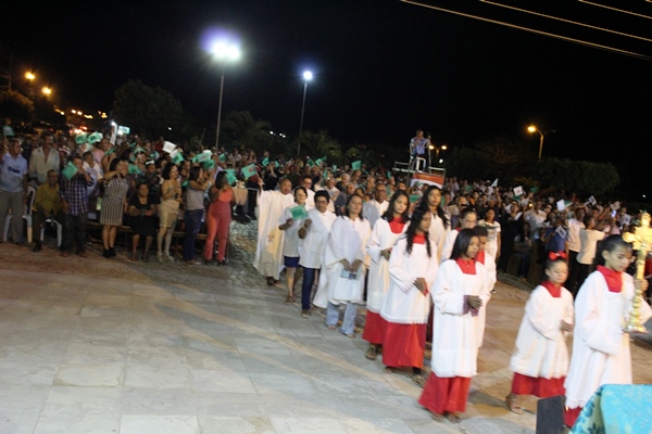 Fiéis lotam patamar da igreja na última noite de novena e missa a Santo Inácio de Loyola  - Imagem 4