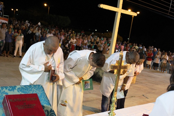 Fiéis lotam patamar da igreja na última noite de novena e missa a Santo Inácio de Loyola  - Imagem 6