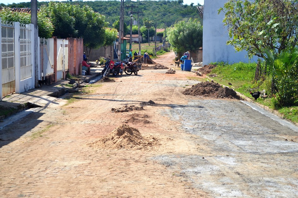 Prefeito Genival Bezerra visita início das obras de calçamento que dá acesso ao Bairro Ferreirão - Imagem 3