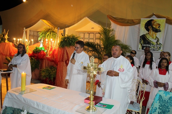 Fiéis lotam patamar da igreja na última noite de novena e missa a Santo Inácio de Loyola  - Imagem 9