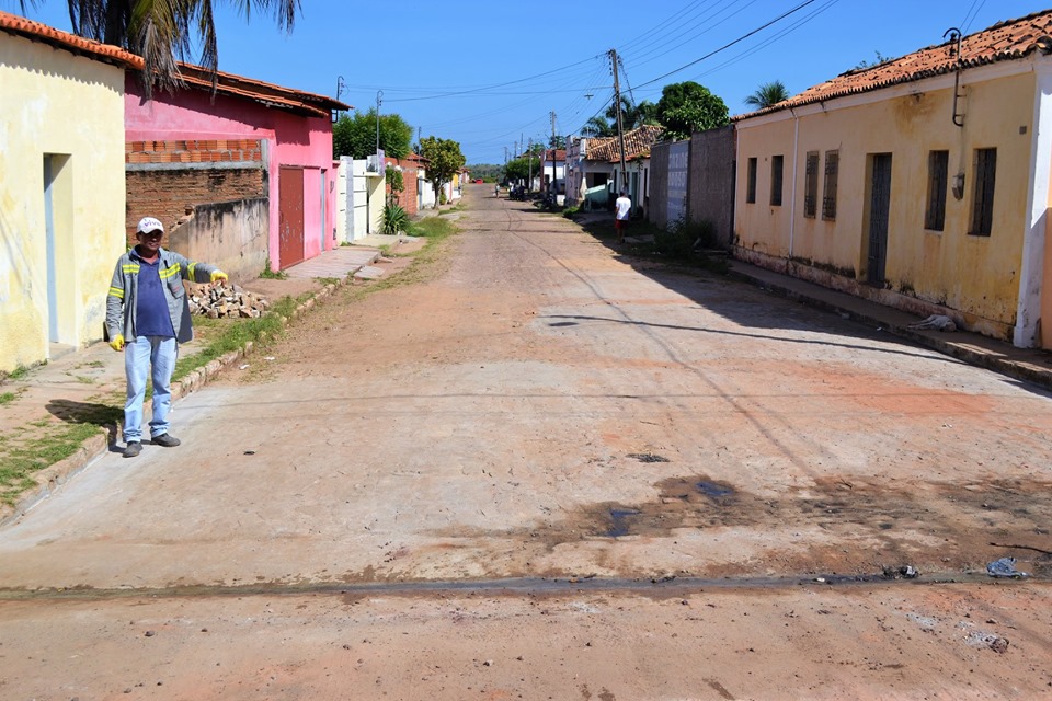 Prefeito Genival Bezerra visita início das obras de calçamento que dá acesso ao Bairro Ferreirão - Imagem 4
