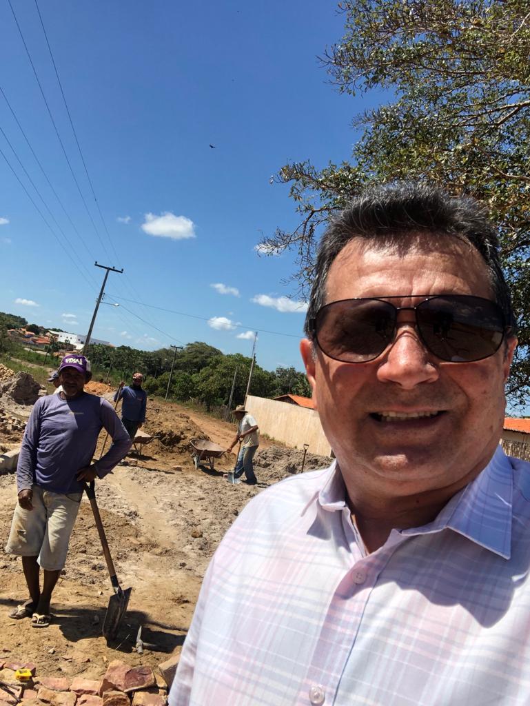 Prefeito Genival Bezerra visita início das obras de calçamento que dá acesso ao Bairro Ferreirão - Imagem 1