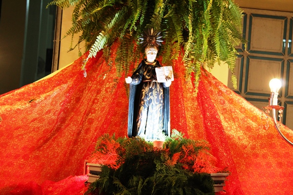 Fiéis lotam patamar da igreja na última noite de novena e missa a Santo Inácio de Loyola 