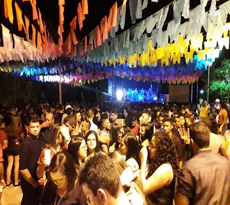 2º Dia do São João do Bairro Codó em Dom Expedito Lopes confira os vídeos. “Multidão prestigia o evento”