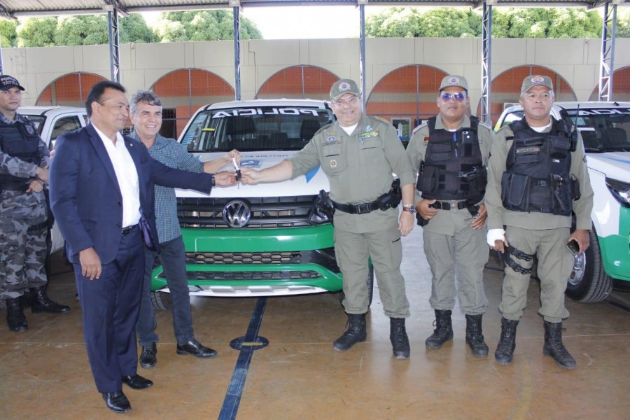 Prefeito João Luiz recebe viatura policial das mãos do governador Wellington Dias  - Imagem 8