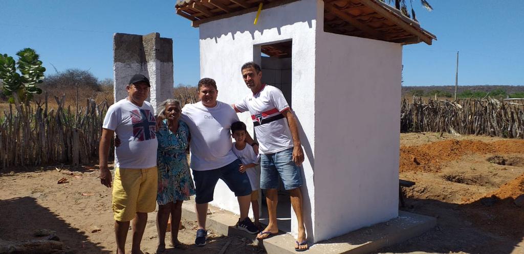Prefeito visita obras de construção de banheiros na zona rural de Santo Inácio  - Imagem 11