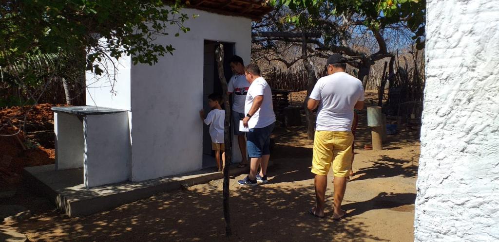 Prefeito visita obras de construção de banheiros na zona rural de Santo Inácio  - Imagem 3