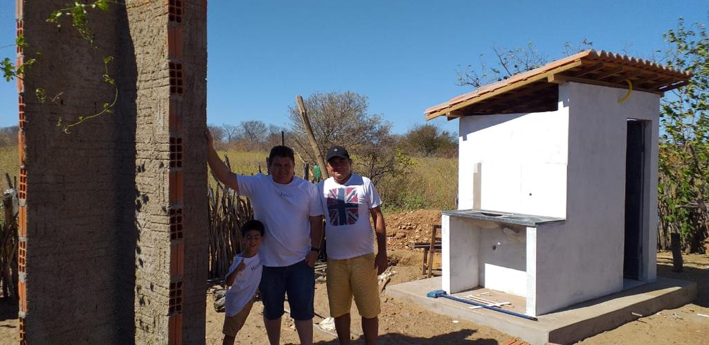 Prefeito visita obras de construção de banheiros na zona rural de Santo Inácio  - Imagem 7