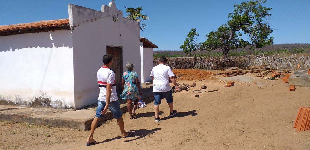 Prefeito visita obras de construção de banheiros na zona rural de Santo Inácio  - Imagem 2