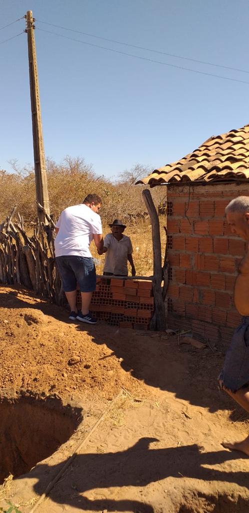Prefeito visita obras de construção de banheiros na zona rural de Santo Inácio  - Imagem 6