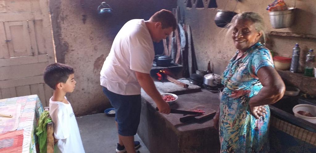 Prefeito visita obras de construção de banheiros na zona rural de Santo Inácio  - Imagem 1