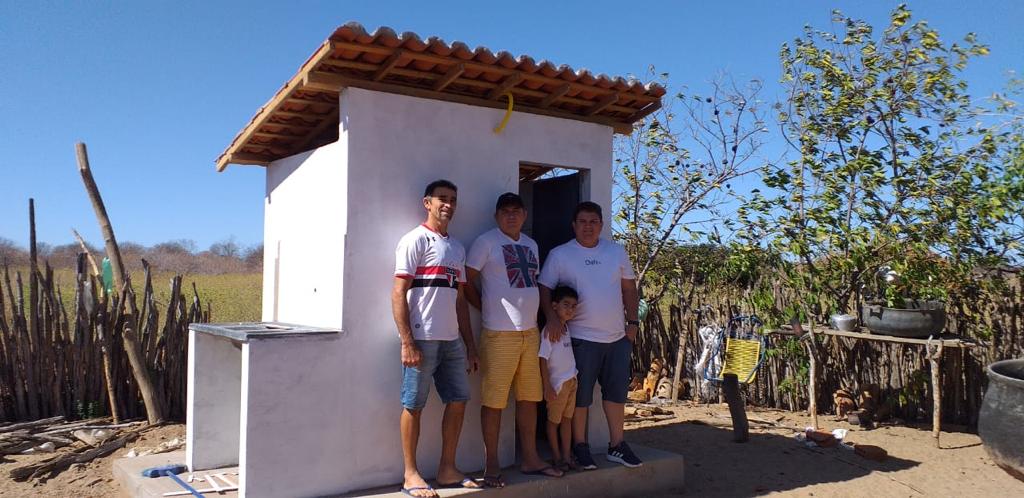 Prefeito visita obras de construção de banheiros na zona rural de Santo Inácio  - Imagem 8