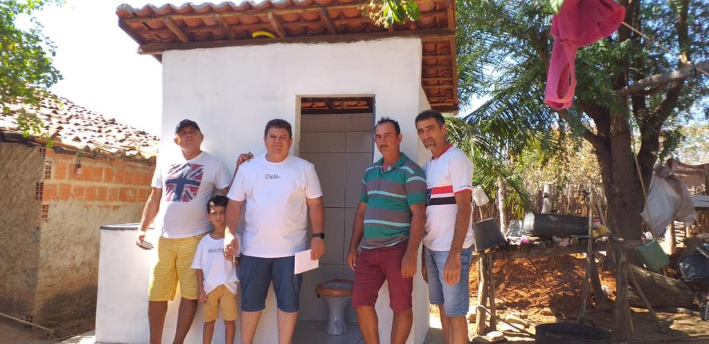 Prefeito visita obras de construção de banheiros na zona rural de Santo Inácio  - Imagem 4